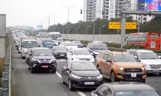 Lối ra cao tốc Pháp Vân - Cầu Giẽ ùn tắc nhiều cây số
