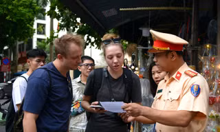 CSGT phát tờ rơi trên ‘phố cà phê đường tàu’ cảnh báo du khách