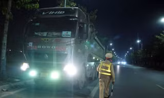 CSGT xuyên đêm xử lý ‘hung thần’ vượt đèn đỏ 