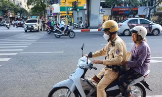 CSGT giúp cụ bà đi lạc về nhà