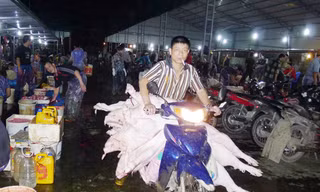 Thịt lợn giết mổ ở Hà Nội chủ yếu dùng xe máy để chở, không có thùng kín Ảnh: Phạm Anh