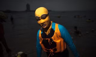 Tại đây, người dân thường xuyên ra biển cùng mặt nạ bảo vệ da có tên Facekini, trùm kín đầu chỉ để lộ ra phần mắt, mồm và có chỗ khoét lỗ ở mũi để thở.