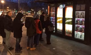 Người dân Paris xếp hàng để chờ mua số tạp chí Charlie Hebdo mới nhất sau vụ xả súng vào trụ sở tuần báo này khiến 12 người thiệt mạng