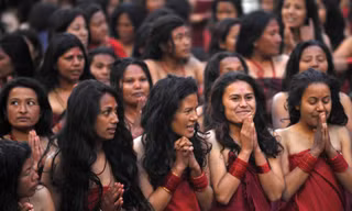 Các tín đồ Hindu người Nepal cầu nguyện trước khi tắm thánh ở sông Bagmati tại Đền Pashupatinath ở thủ đô Kathmandu, Nepal