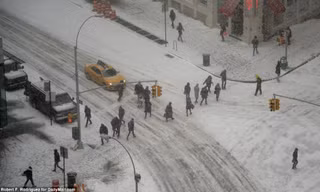 New York ngập trong gió tuyết hôm 26/1 nhưng vẫn có những người dân ra đường, trong khi giới chức nơi đây đã cảnh báo và khuyên mọi người nên tích trữ thực phẩm và ở trong nhà.