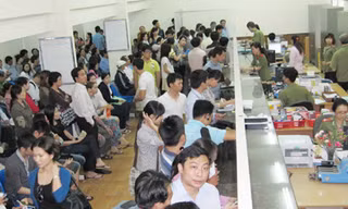 Trụ sở Cục A72 đông người chờ đến lượt nộp hồ sơ làm hộ chiếu