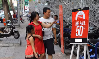 Hàng giảm giá ngập đường phố Sài Gòn