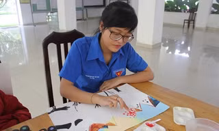 Bích Hương vẽ tranh bằng đầu ngón tay.