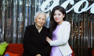Ca sỹ Anh Thơ và cô giáo Hồ Mộ La trong buổi họp báo. Ảnh: TK.