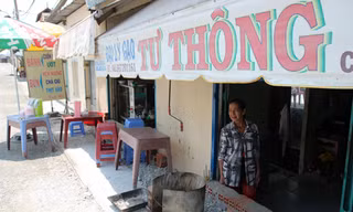 Căn nhà thấp hơn mặt đường hơn 0,5 m ở đường An Dương Vương. Ảnh: T.N