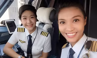 Cơ trưởng Đông Phương (trái) và cơ phó Ngọc Bích. Ảnh: NVCC