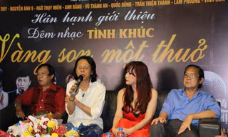 Nhạc sĩ Nguyễn Quang và các nghệ sĩ có mặt trong buổi giới thiệu chương trình.