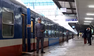 Sáng 26/1, Công ty Vận tải đường sắt Hà Nội (Tổng công ty Đường sắt Hà Nội) khai trương đoàn tàu khách chất lượng cao, số hiệu SE5/SE6, chạy tuyến Hà Nội - Sài Gòn. Đoàn tàu gồm 10 toa, được nâng cấp cải tạo lại.
