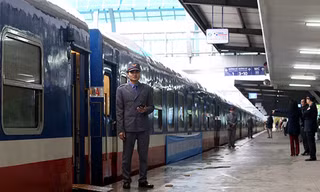 Nhân viên đường sắt không được xem bóng đá trong giờ làm việc. Ảnh minh họa: Bá Đô