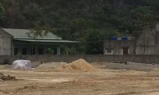 Xưởng sản xuất gỗ dăm không phép của Cty cổ phần Tân Phú (xã Trường Lâm) vừa “mọc lên”.