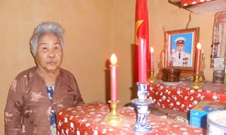 Mẹ Ngò bên di ảnh liệt sĩ Nguyễn Bá Cường