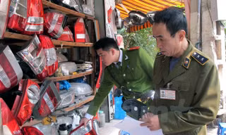 Lực lượng chức năng kiểm tra các cửa hàng kinh doanh phụ tùng ô tô quanh "chợ Giời". (Ảnh: TTXVN)
