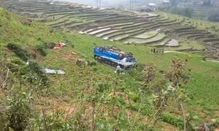 Hiện trường chiếc xe du lịch bị mất lái lao xuống vực ở xã Tả Van, huyện Sa Pa trưa ngày 1/5.