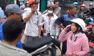 Bà Thương cùng người dân sau khi bắt được tên cướp, lấy lại ví. 