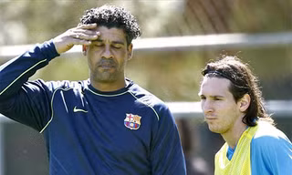 Messi (phải) trong những năm đầu sự nghiệp dưới sự dẫn dắt của Rijkaard. Ảnh: Reuters 