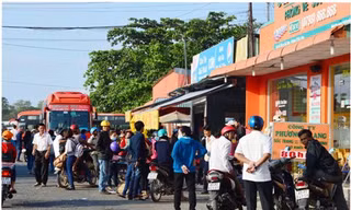 Nhiều hãng xe khách "cháy" vé vì quá đông người dân trở lại các tỉnh trên.