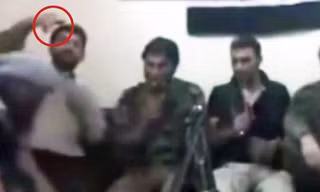 Một tay súng Quân đội Syria Tự do dùng điện thoại chụp ảnh tự sướng trước khi quả bom phát nổ. Ảnh: Daily Star.