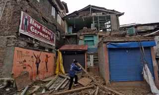 Nhà cửa bị hư hại nặng tại Srinagar, thuộc vùng Kashmir do Ấn Độ quản lý (Ảnh: Reuters)