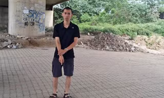 Long bị dẫn giải đến nơi gây án. Ảnh: Việt Hưng.