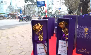 Bông hồng vàng được quảng cáo là hồng vàng 24K có giá siêu rẻ bán vỉa hè Hà Nội.