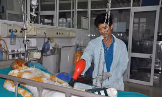 Nhận được tin mẹ, chị gái và em trai đều bị bỏng, em trai thứ 2 là Nguyễn Văn Thuận đang là sinh viên năm 3 trường ĐH Tôn Đức Thắng phải đi từ trong Sài Gòn ra Hà Nội để cùng bố chăm chị gái.