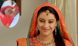 Gia đình mặc váy cô dâu cho Pratyusha Banerjee, đưa tiễn cô.