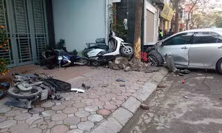 Chiếc xe Camry hư hỏng nặng sau khi gây tai nạn.