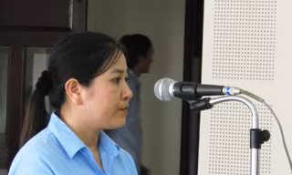 Bị cáo Yến trước vành móng ngựa. Ảnh: N.T.