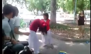 Nữ sinh đánh bạn cùng trường dã man nhưng những người khác chỉ đứng nhìn (ảnh cắt từ clip)
