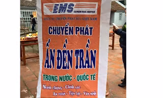 Dịch vụ chuyển phát nhanh ấn đền Trần đặt ngay trước sân đền. Ảnh: NVCC