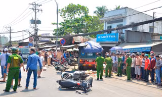 Công an khám nghiệm hiện trường vụ tai nạn