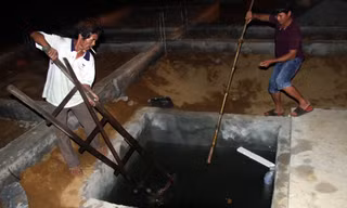 Thi thể hai đứa trẻ phát hiện dưới hầm biogas rộng khoảng 2 m, sâu chừng 1,3. Ảnh: Xuân Ngọc