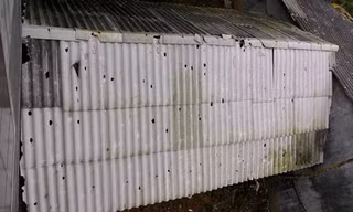 Mái lợp của nhà dân ở Chiêm Hóa (Tuyên Quang) bị thủng lỗ chỗ sau trận mưa đá. Ảnh: Phương Thảo.