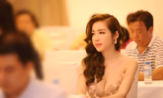 Elly Trần diện váy xẻ ngực sâu quyến rũ