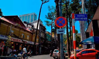 Bí thư Thăng chỉ đạo dựng biển cấm, xe khách vẫn vô tư dừng đỗ