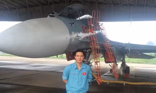 Anh Luân bên máy bay chiến đấu