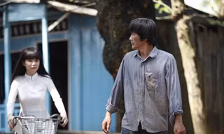 Công Ninh (phải) và Ngọc Trinh trong phim "Vòng eo 56".