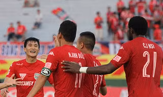 Công Vinh và Anh Đức cùng ghi bàn, giúp B.Bình Dương có chiến thắng trước Đồng Tháp (ảnh: Nguyễn Đình)