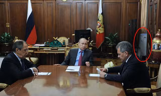 Thiết bị y tế (khoanh đỏ) đặt ở góc phòng trong ảnh của Tổng thống Putin. (Ảnh: RT)
