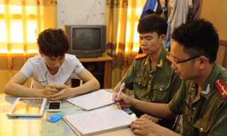 Bùi Đức Hải (áo trắng) - người đưa tin thất thiệt về cá chết hàng loạt ở Cồn Vành.