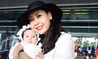 Hoa hậu Việt Nam 1992 Hà Kiều Anh về nước sau thời gian sinh con gái ở Mỹ. Trải qua chặng bay dài và bị hoãn so với dự kiến, hoa hậu vẫn rạng rỡ. Chị cười tươi, bế "công chúa nhỏ" trên tay khi thấy chồng mong ngóng mình ở sân bay. Bé gái tên Huỳnh Viann k