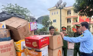 Các hộ kinh doanh tại thủ phủ La Phù tự nguyên giao nộp 25 tấn bánh kẹo để tiêu hủy