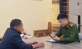 Công an giải thích chiêu lừa đảo qua mạng cho công dân ở huyện Chi Lăng, Lạng Sơn. 