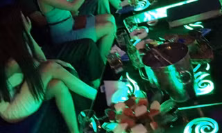Chủ quán karaoke ép nhân viên nữ chiều khách, nếu không sẽ 'ăn đòn'
