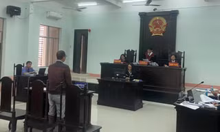 Tạm dừng xét xử vụ khách hàng bị 'bốc hơi' gần 47 tỷ đồng tiền gửi tại Sacombank Cam Ranh
